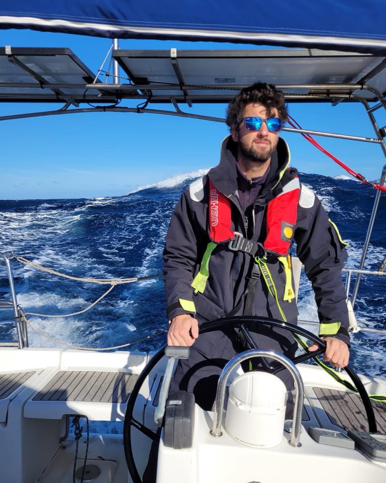 Yann Krzemien à la barre en navigation hauturière